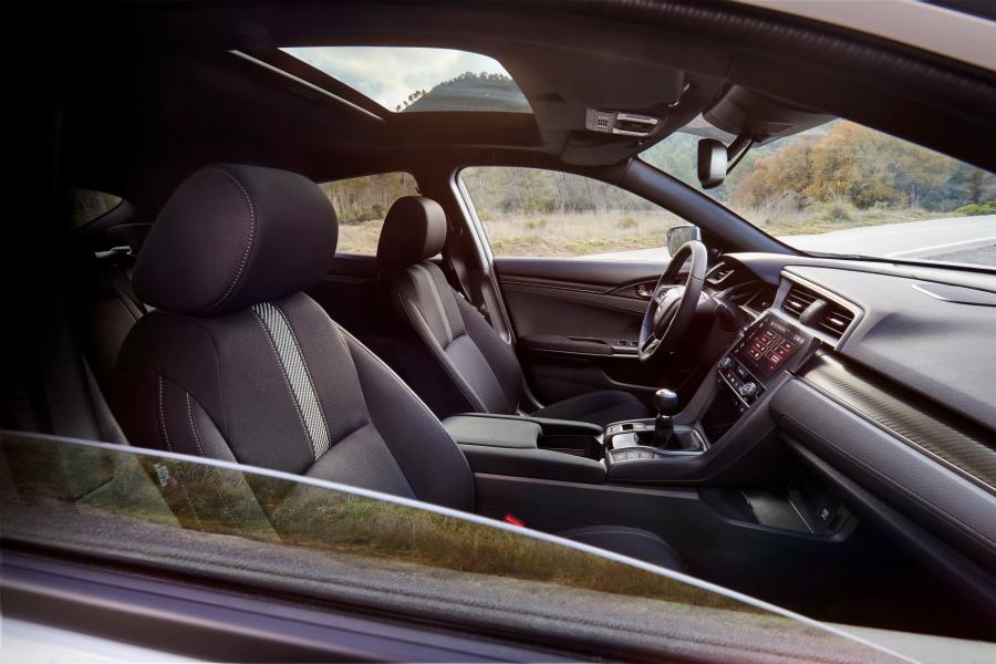 Интерьер Honda Civic Sport Hatchback 2017 года  (WW) (фото 8 из 37)